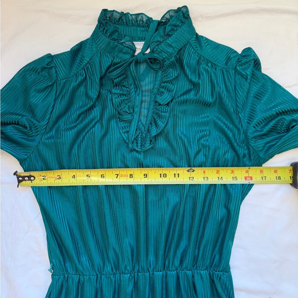 1970s Vintage JC Penny Fashions S Ruffle
Keyhole Neck Knee Length Dress - Picture 11 of 12